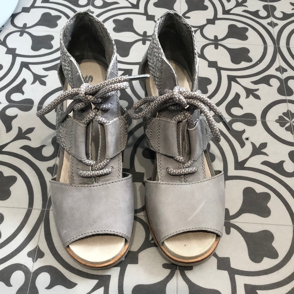 Sorel lace wedges